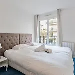 Character Flat With Terrace Close To Eiffel Tower In Paris - Welkeys