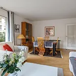 Character Flat With Terrace Close To Eiffel Tower In Paris - Welkeys